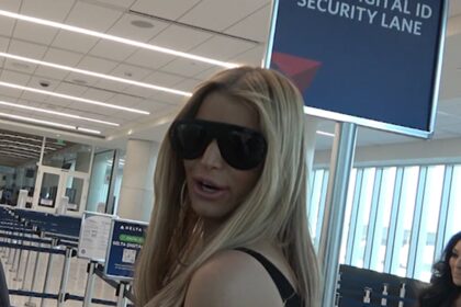 Jessica Simpson dice che continuerà a bere lo sperma di serpente per essere una cantante migliore