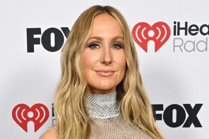 Nikki Glaser reagisce al contraccolpo delle celebrità blu origine