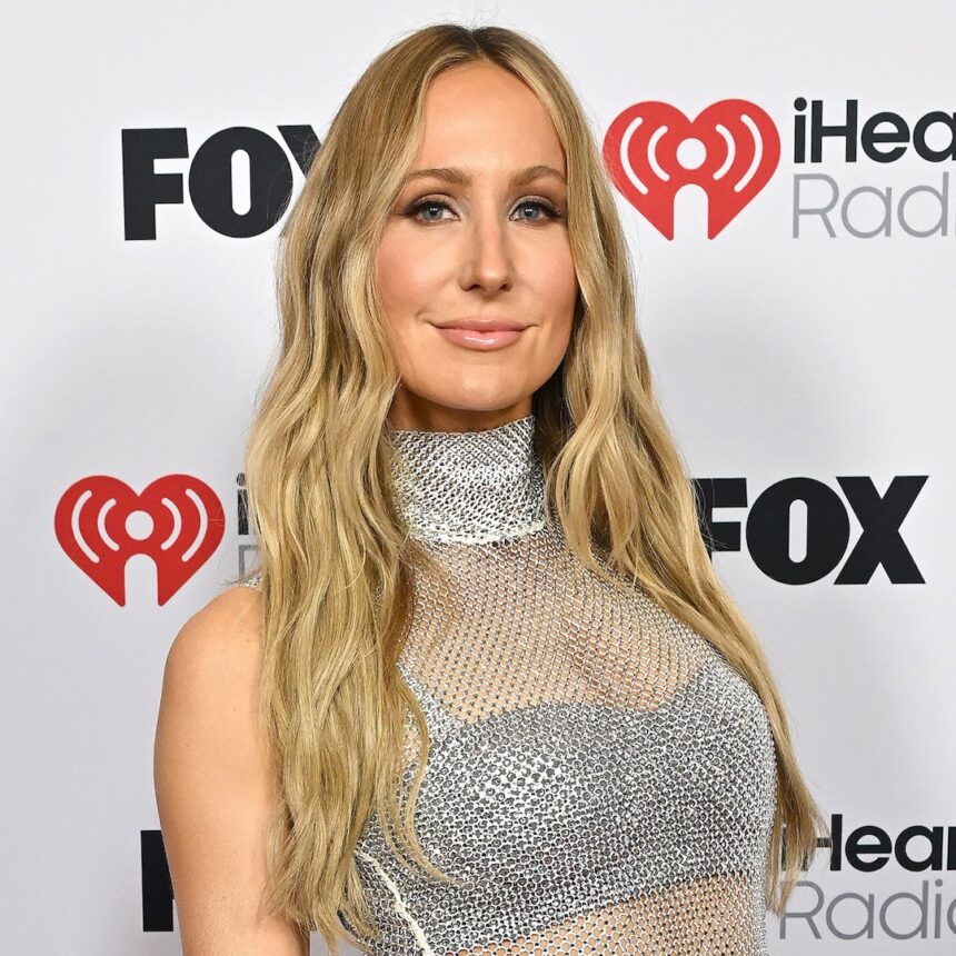 Nikki Glaser reagisce al contraccolpo delle celebrità blu origine
