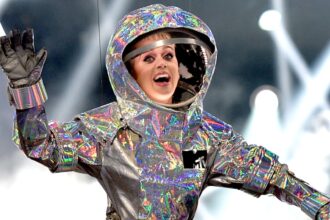 Katy Perry reagisce al contraccolpo di volo spaziale