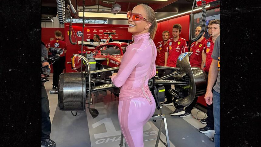 Jennifer Lopez stordisce in una sexy con la catsuit rosa al Grand Prix F1