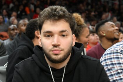 Adin Ross Sparks Reactions con Livestream Rant sul rilascio di cauzione di Karmelo Anthony (Watch)