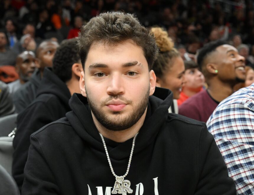 Adin Ross Sparks Reactions con Livestream Rant sul rilascio di cauzione di Karmelo Anthony (Watch)