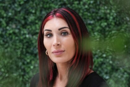 Chi è Laura Loomer? 5 cose da sapere sull'attivista di estrema destra-Hollywood Life