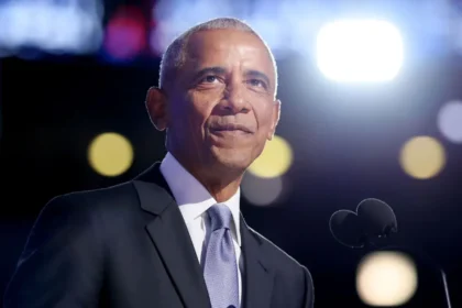 "È Obama!": La famiglia è scioccata dopo che Barack Obama si schianta il servizio fotografico in un momento virale accidentale
