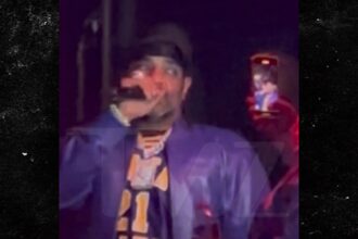 Jim Jones Show annullato dopo che il fumatore in bagno ha scatenato l'allarme antincendio, in video