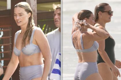 Margot Robbie assorbe il sole in bikini, indossa una collana "mamma" in vacanza
