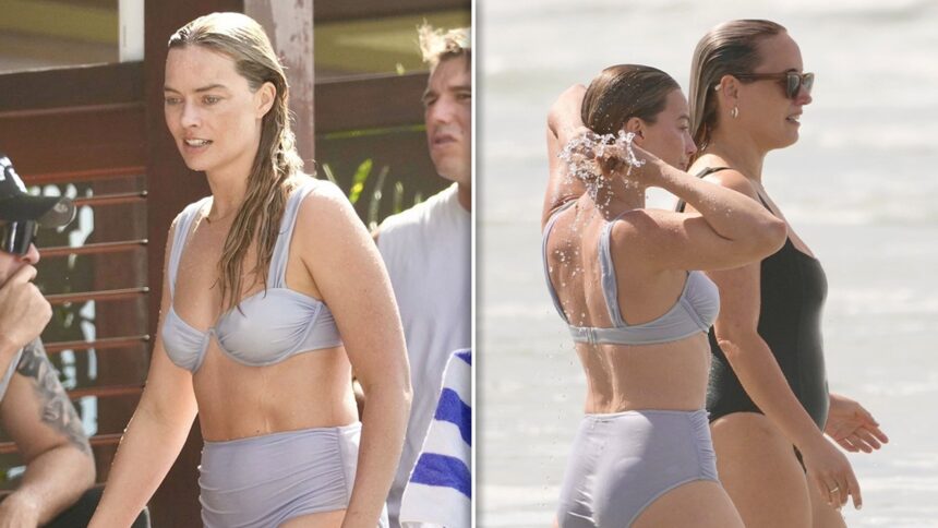 Margot Robbie assorbe il sole in bikini, indossa una collana "mamma" in vacanza
