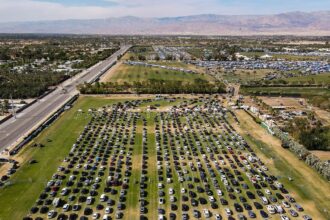 Il lancio del campeggio di Coachella chiamato "Letterale Hell", i festival trasmettono 12 ore in fila