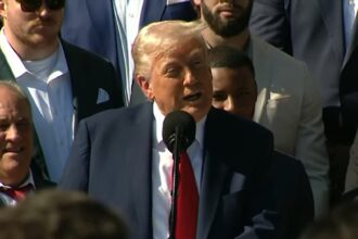 Il presidente Trump ombreggia Taylor Swift durante le aquile Visita alla Casa Bianca