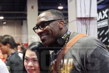 Shannon Sharpe diventa accogliente con la fan femminile al 2024 evento, spettacoli video