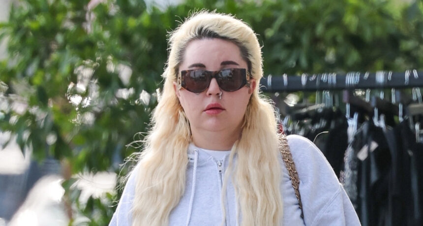 Amanda Bynes esce con un'amica dopo essersi unito a solifans, rivela cosa ci si può aspettare da lei