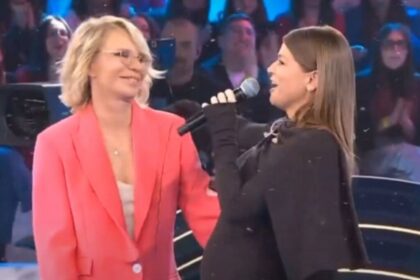 ''Di botto mi ha chiesto se fossi incinta'': Alessandra Amoroso rivela come Maria De Filippi ha capito della sua gravidanza - Gossip.it