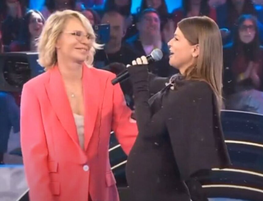 ''Di botto mi ha chiesto se fossi incinta'': Alessandra Amoroso rivela come Maria De Filippi ha capito della sua gravidanza - Gossip.it