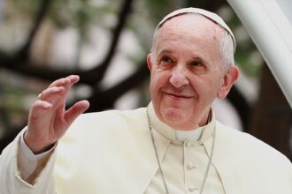 Le celebrità reagiscono alla morte di Papa Francesco