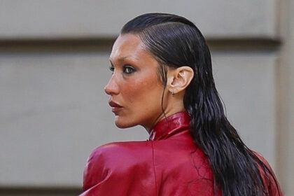 Bella Hadid indossa un outfit in pelle rossa, cavalca la moto sul set di "Beauty" a Parigi
