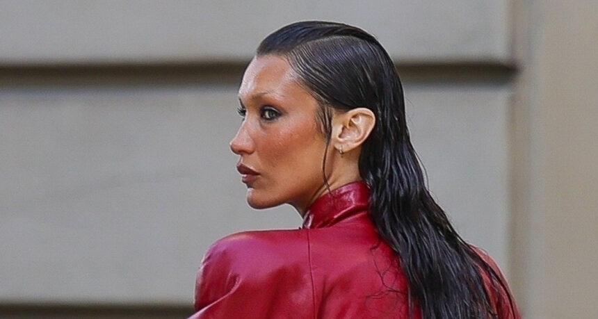 Bella Hadid indossa un outfit in pelle rossa, cavalca la moto sul set di "Beauty" a Parigi