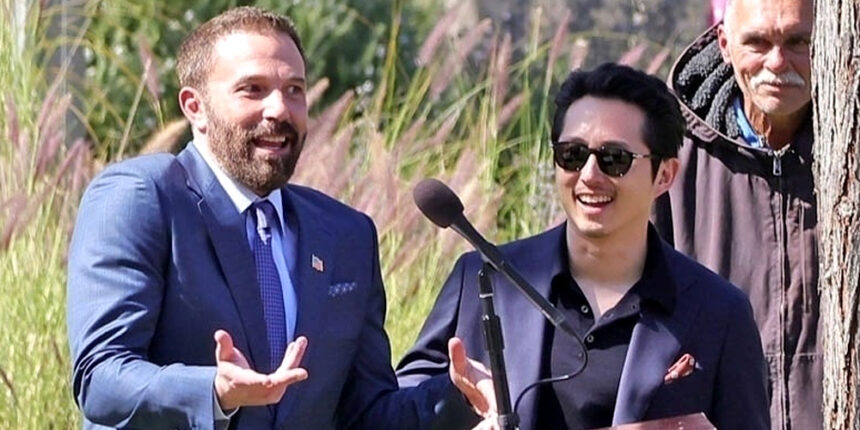 Ben Affleck e Steven Yeun Film A Mayoral Campaign Scene per il thriller del crimine "Animali"