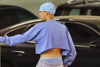 Justin Bieber è stato avvistato in un crollo top e pantaloni della tuta larghi per la sessione di yoga di giovedì