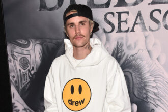 Justin Bieber taglia i legami con il marchio Drew House, dice ai fan di non sprecare soldi con i vestiti