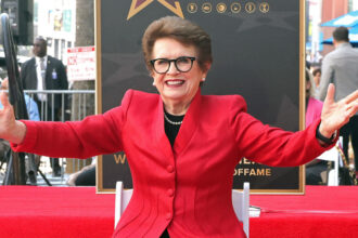 Billie Jean King diventa la prima donna onorata nella nuova categoria di intrattenimento sportivo di Hollywood Walk of Fame!