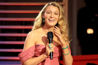Blake Lively apparentemente allude al dramma "termina con noi", onora la madre durante il discorso del tempo100