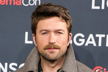 Brandon Sklenar reagisce a Batman Casting Talk, rivela se DC è a conoscenza del suo interesse