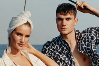 Jack Draper e Rosie Huntington-Whiteley salpano nella campagna sogno di Burberry High Summer