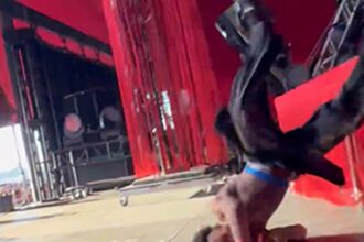 Il cantante D4VD fallisce il backflip sul palco di Coachella, Faceplants Hard