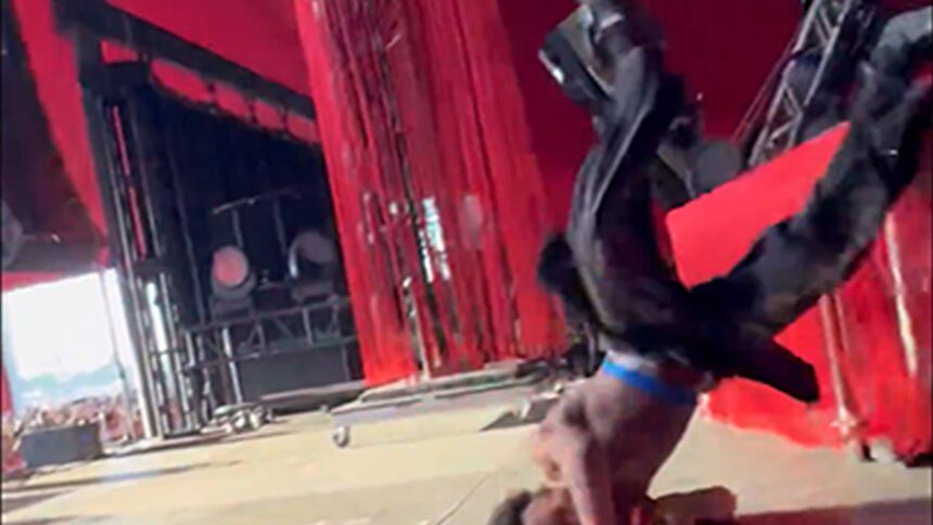 Il cantante D4VD fallisce il backflip sul palco di Coachella, Faceplants Hard