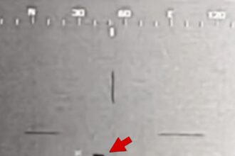 Il giornalista di "UFO Revolution" rilascia un nuovo video militare di UAP non identificati