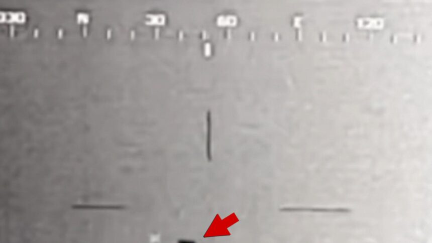 Il giornalista di "UFO Revolution" rilascia un nuovo video militare di UAP non identificati