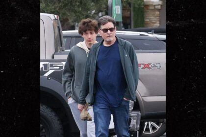 Charlie Sheen esce con il figlio, i fratelli, Martin Sheen dopo che Sami lo arrostisce