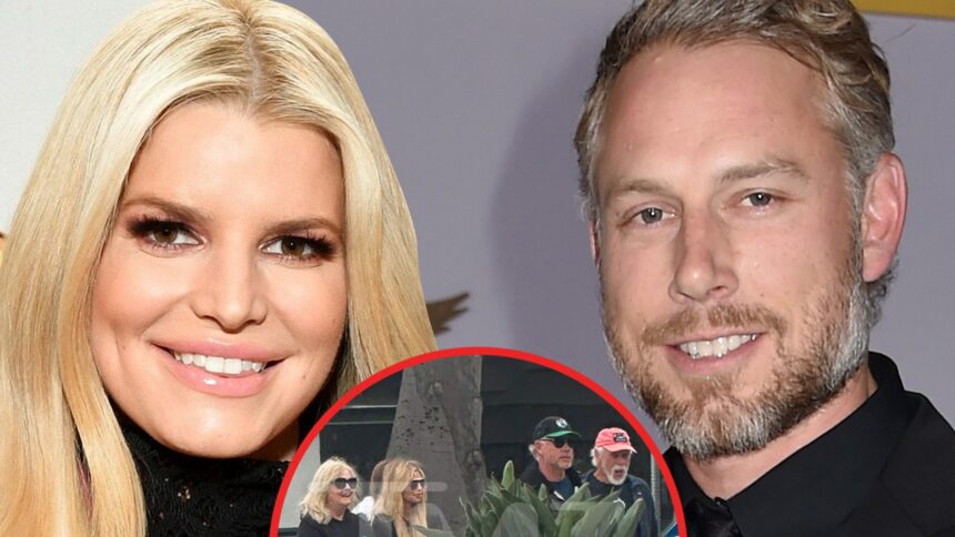 Jessica Simpson ed Eric Johnson che pendono insieme tra la divisione
