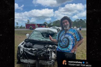 La leggenda della WWE Mick Foley dice di essere ricoverato dopo un orribile incidente d'auto
