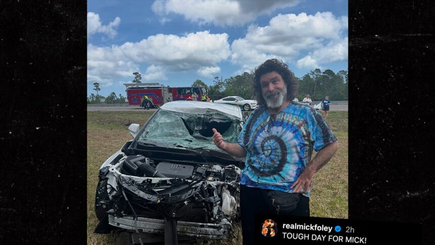 La leggenda della WWE Mick Foley dice di essere ricoverato dopo un orribile incidente d'auto