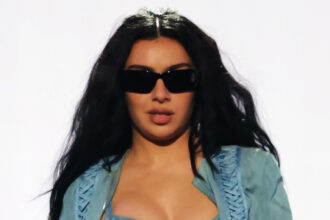 Charli XCX tira fuori alcuni dei suoi famosi amici per il set di Coachella 2025 - Guarda ora!