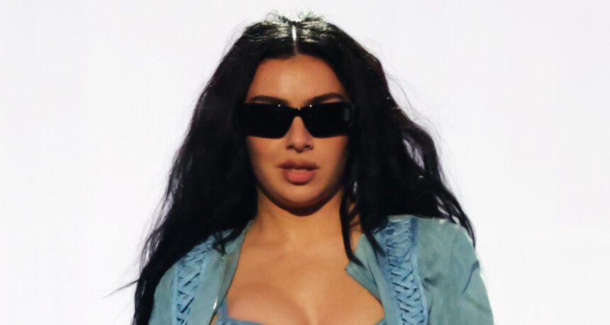 Charli XCX tira fuori alcuni dei suoi famosi amici per il set di Coachella 2025 - Guarda ora!