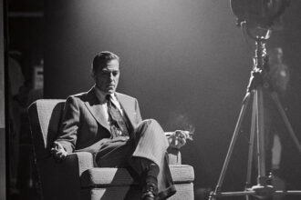 Foto di produzione dal debutto a Broadway di George Clooney rilasciato mentre il nuovo gioco rompe i record del botteghino