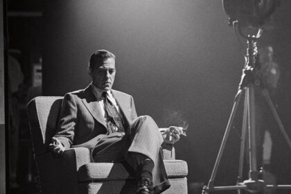 Foto di produzione dal debutto a Broadway di George Clooney rilasciato mentre il nuovo gioco rompe i record del botteghino