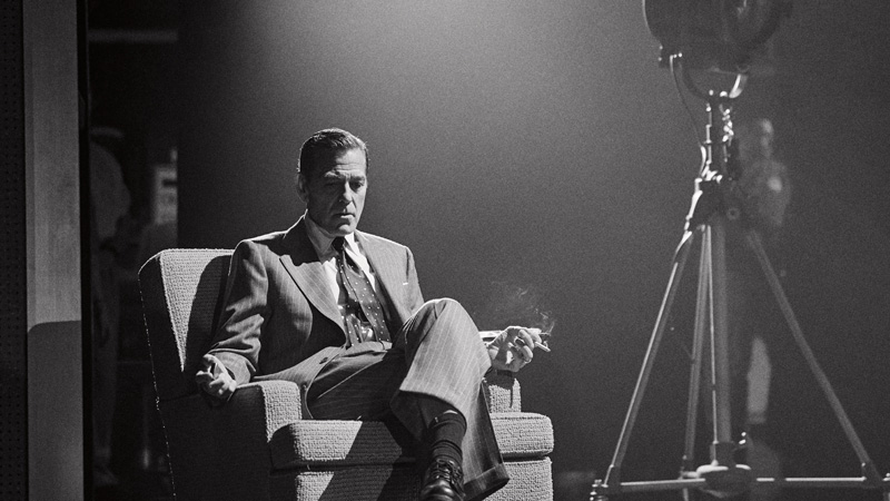 Foto di produzione dal debutto a Broadway di George Clooney rilasciato mentre il nuovo gioco rompe i record del botteghino