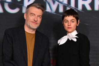 Emma Corrin si unisce alla creatrice di "Black Mirror" Charlie Brooker alla proiezione della stagione 7