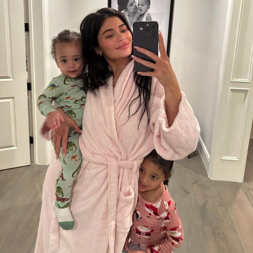 Kylie Jenner's Kids Stormi e Aire ricreano la sfida virale