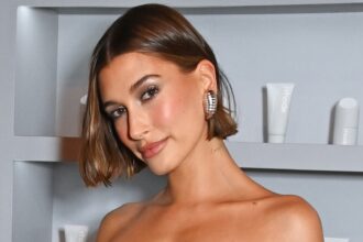 Hailey Bieber che rimbona il taglio di capelli dopo il bambino Jack