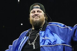 Pantaloni cacca di gelatina sul palco durante il concerto
