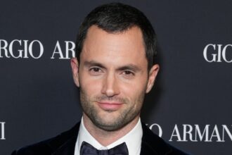 Penn Badgley "MAI" lo fa, Crossover Gossip Girl