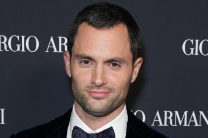 Penn Badgley "MAI" lo fa, Crossover Gossip Girl
