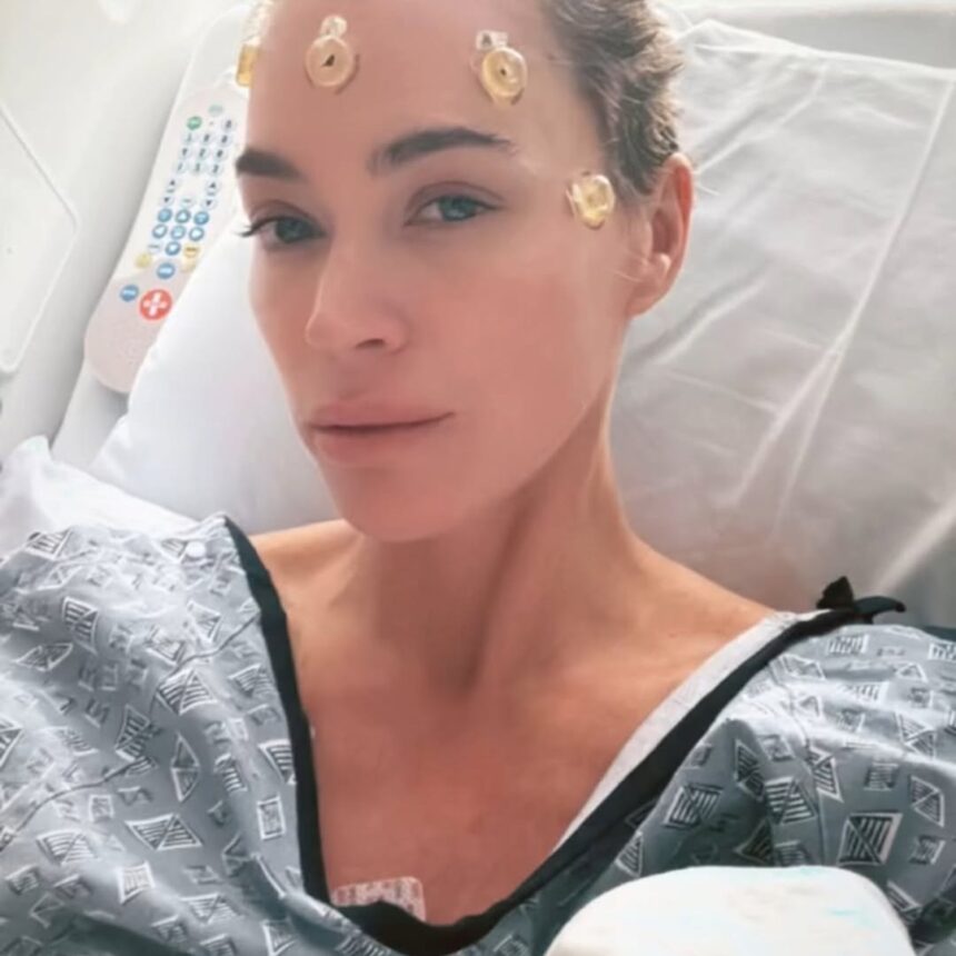 Teddi Mellencamp descrive in dettaglio la perdita di capelli tra il trattamento del cancro