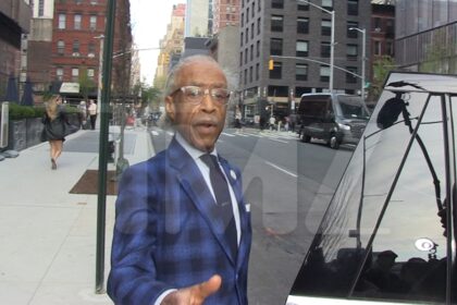 Al Sharpton prega con Wendy Williams durante la visita, giura di aiutarla