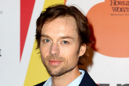 Il cantante dei Savage Garden Darren Hayes rivela che si è rotto la mascella in un "terribile incidente": "Avrei potuto morire"